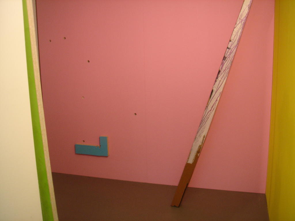 2009, Acryl, Dispersion und Graphit auf Spanplatte, Sperrholz, Holz und Gips, Glas, ca. 240 × 800 × 220 cm