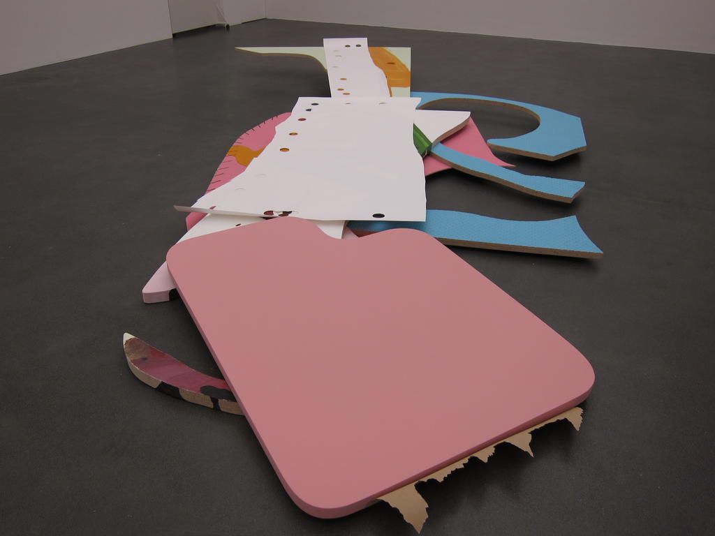 2010, Acryl und Dispersion auf Spanplatte und Sperrholz, Papier, ca. 600 × 200 cm