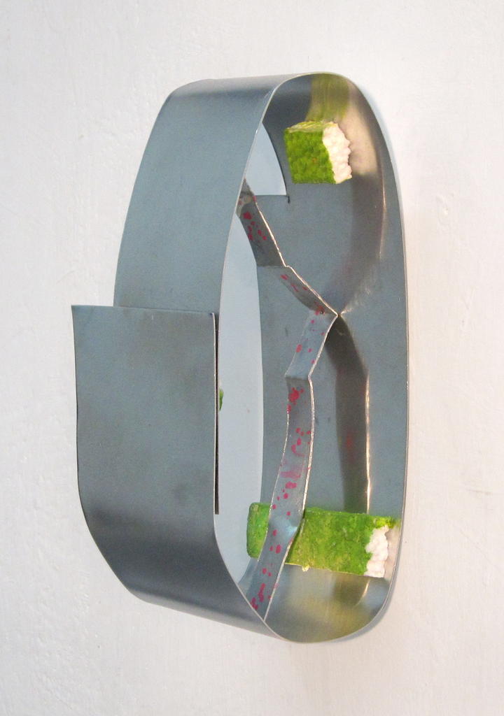 2014, Acryl und Sprühlack auf Styropor und Alublech, 23 × 10 × 10cm